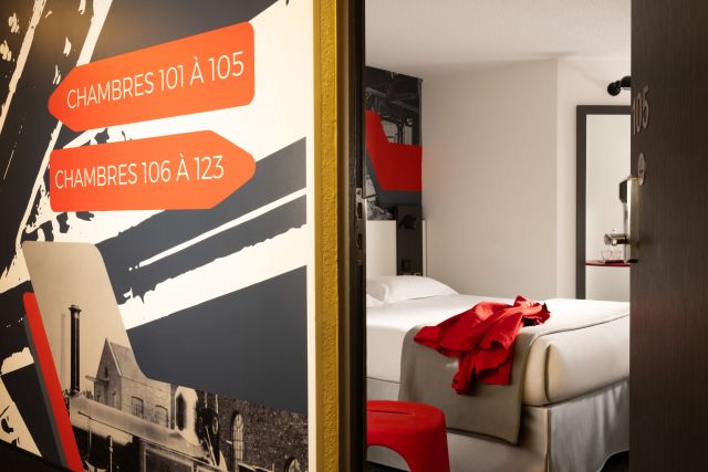 porte ouverte sur chambre double